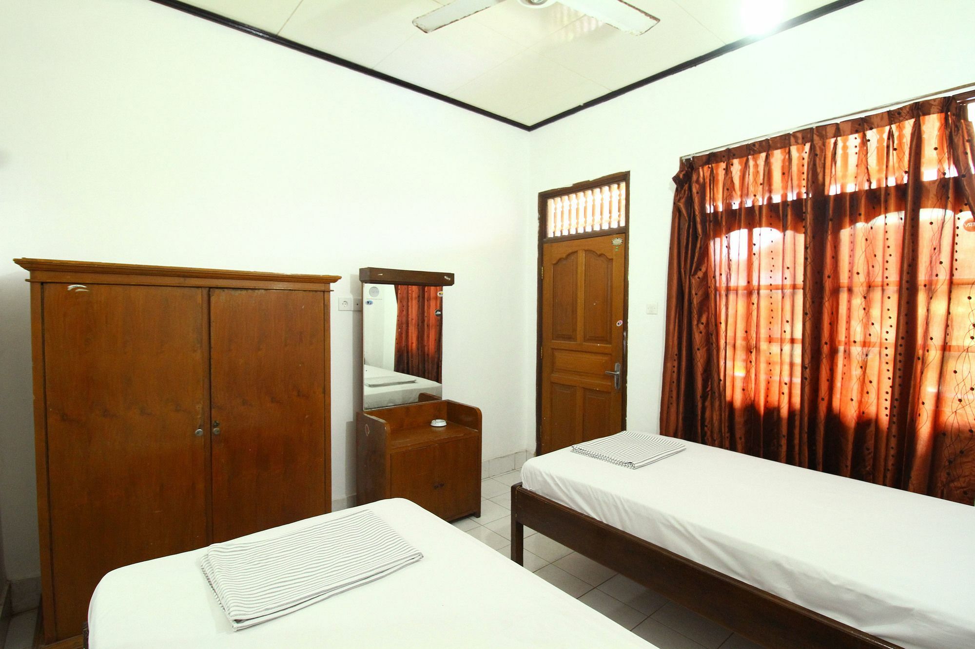 Dua Dara Inn Kuta Legian Exterior foto
