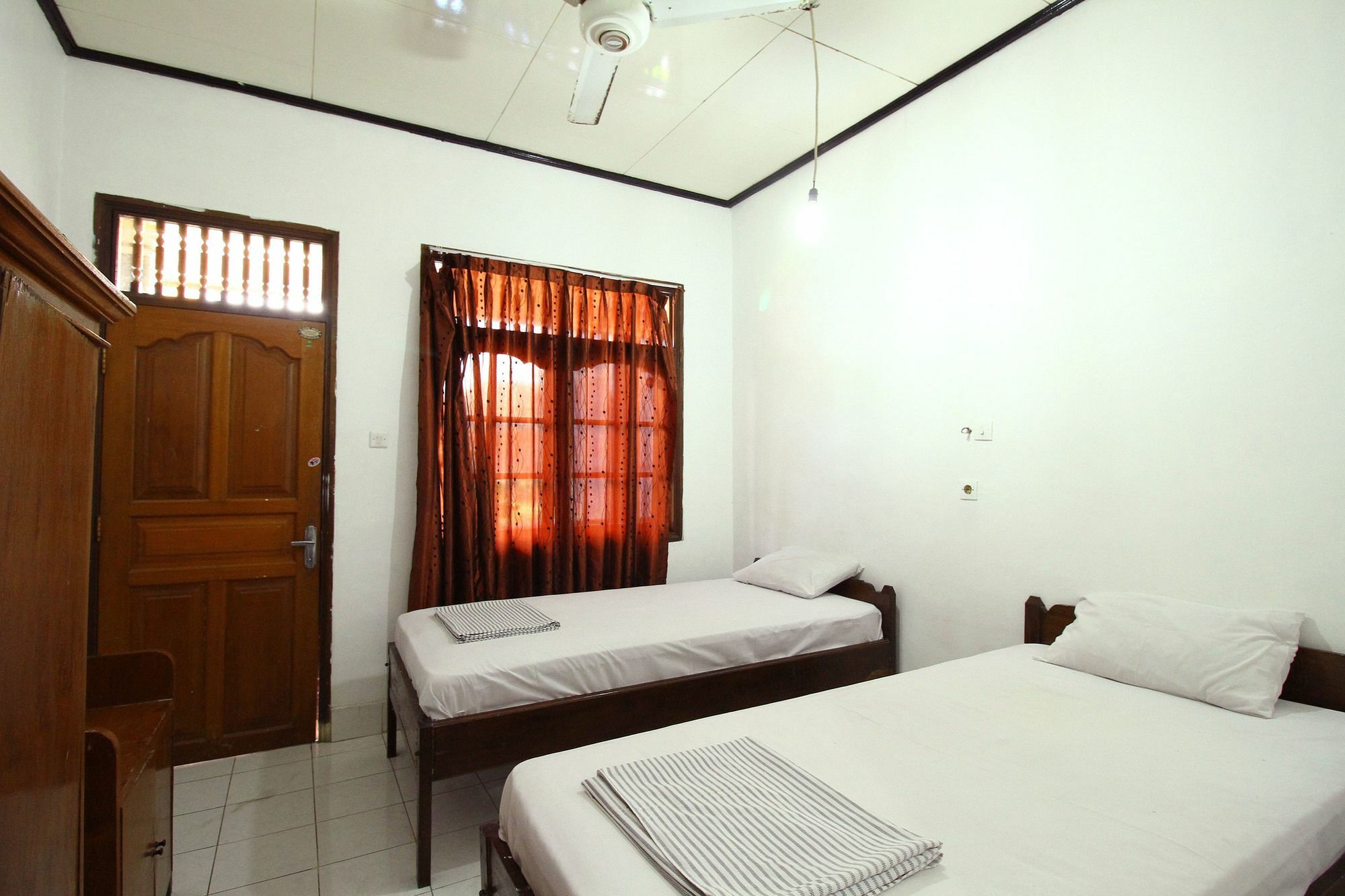 Dua Dara Inn Kuta Legian Exterior foto