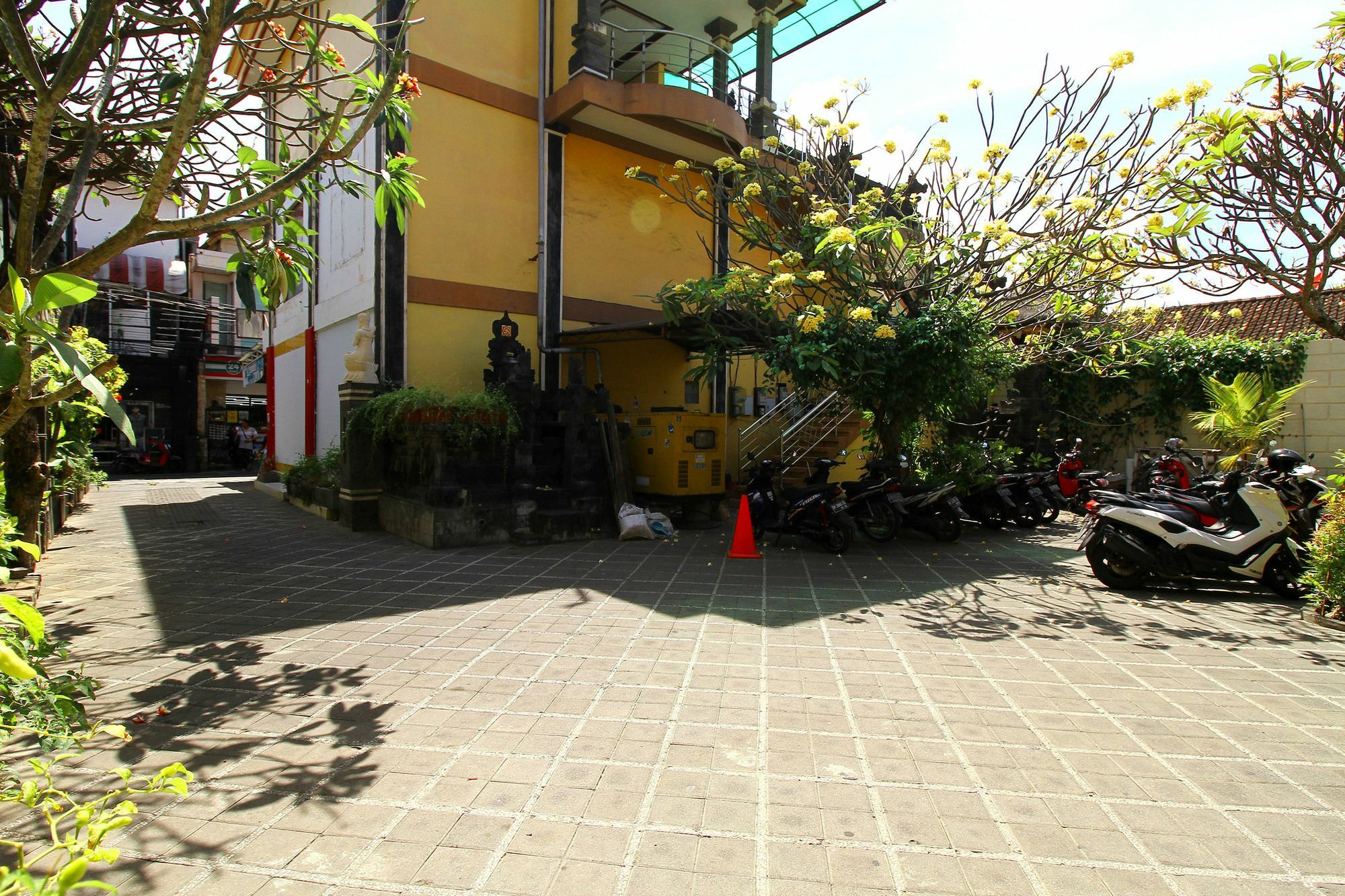 Dua Dara Inn Kuta Legian Exterior foto